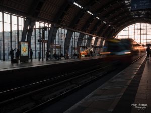 Festbrennweiten: S-Bahnhof Alexanderplatz - einfahrende S-Bahn